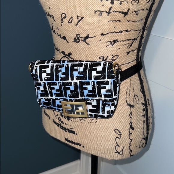 Fendi Belt Bag / Bum Bag or Crossbody Bag - Picture 2 of 10